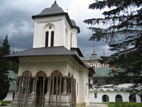 http://thbz.org/images/europe/roumanie2006/mini/monastere-sinaia-cour2.jpg