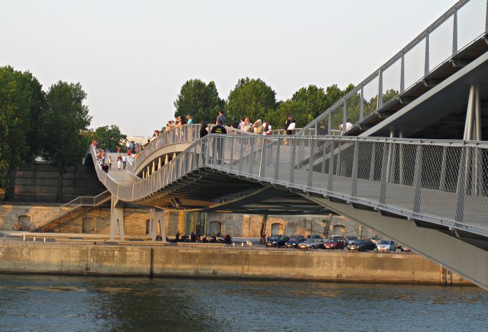 http://thbz.org/images/paris/13/passerelle-bercy-tolbiac/passerelle1.jpg