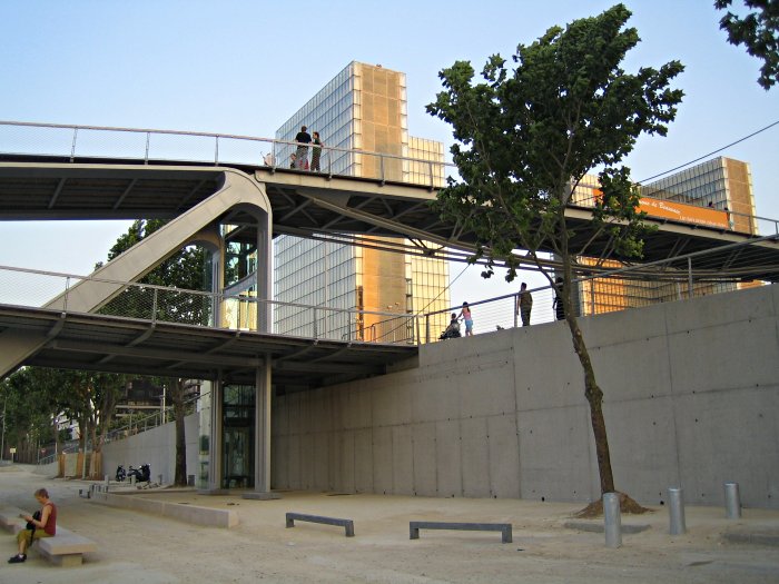 http://thbz.org/images/paris/13/passerelle-bercy-tolbiac/passerelle2.jpg