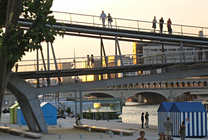 http://thbz.org/images/paris/13/passerelle-bercy-tolbiac/passerelle4.jpg