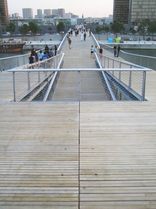 http://thbz.org/images/paris/13/passerelle-bercy-tolbiac/passerelle5.jpg