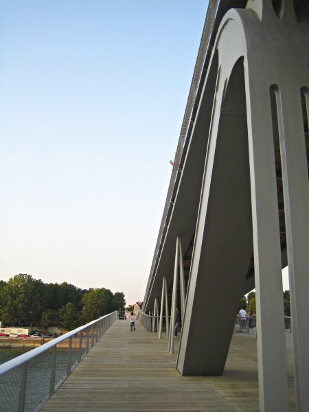 http://thbz.org/images/paris/13/passerelle-bercy-tolbiac/passerelle6.jpg