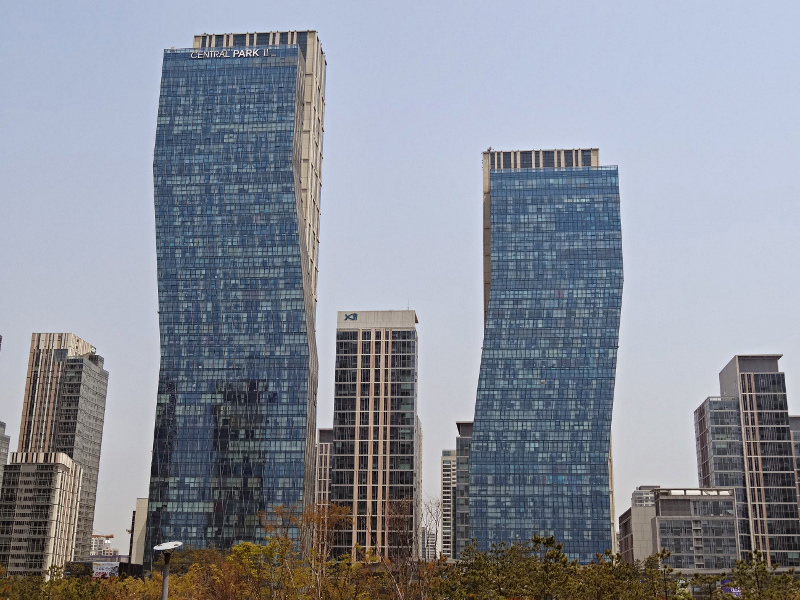 http://thbz.org/images/parisskyscrapers/twist.JPG